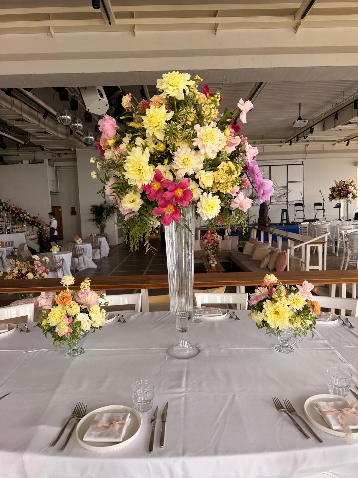 ואזה עם סידור פרחים