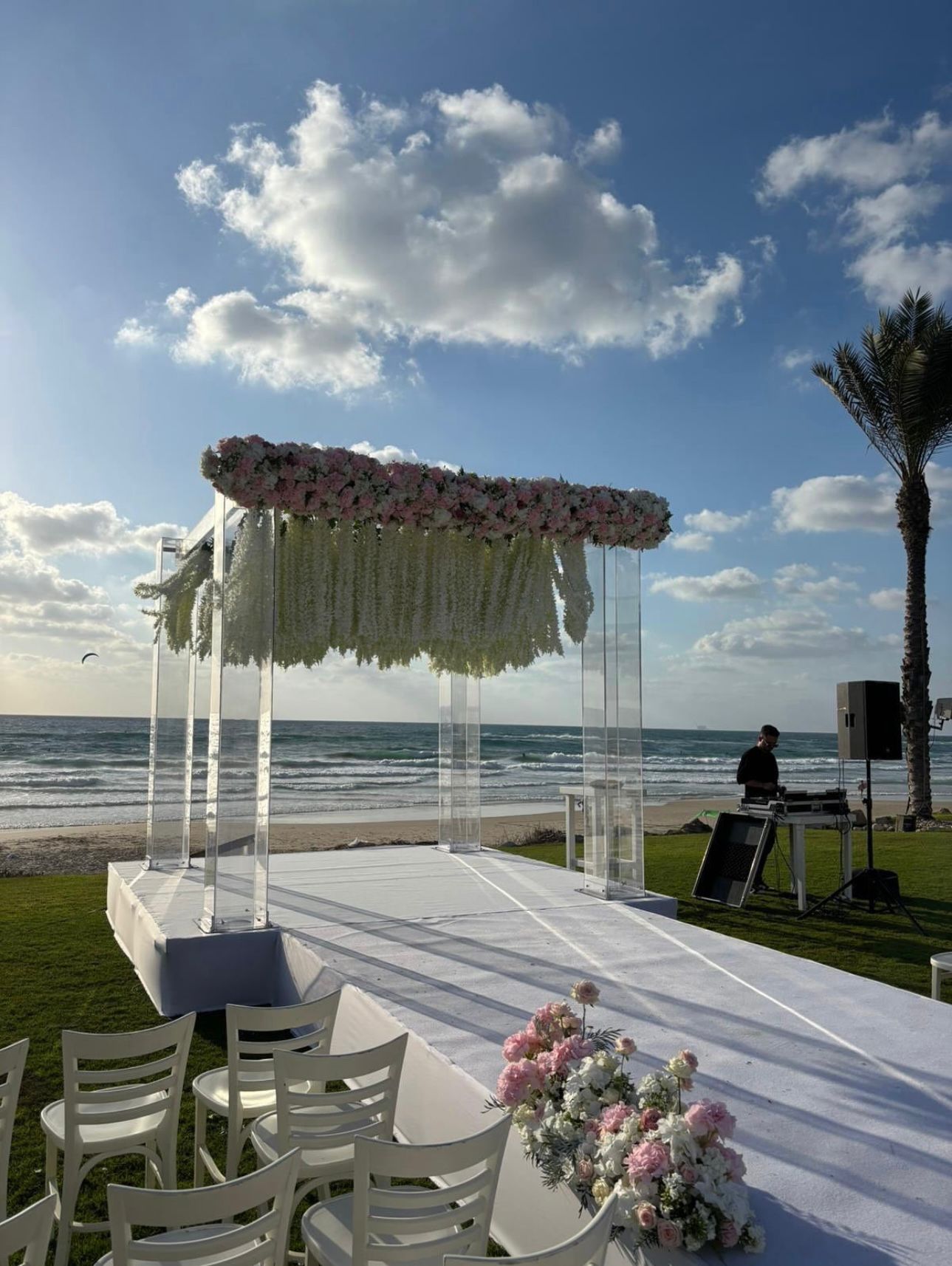 חופה שקופה עם ויסטריות ונוף ים