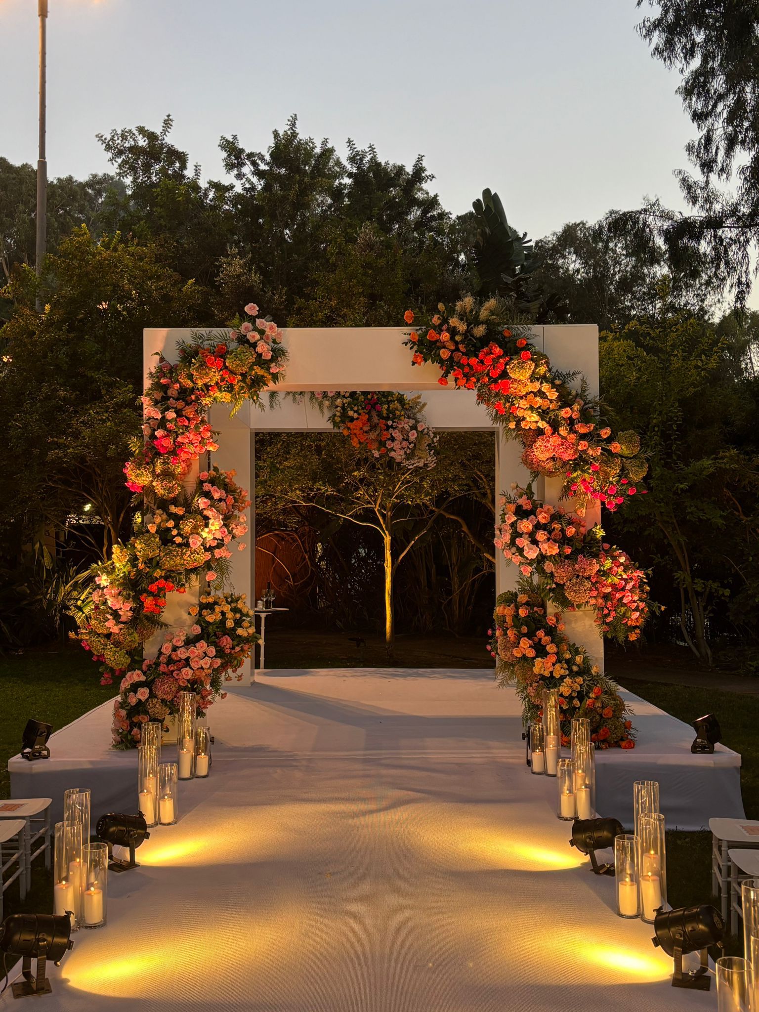 חופת עץ לבנה ומרשימה