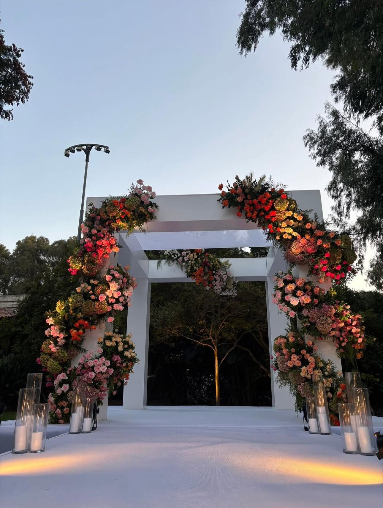 חופת עץ לבנה יפייפיה